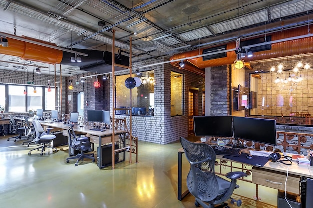 MINSK WEISSRUSSLAND OKTOBER 2015 Arbeitsraum im modernen Coworking im Loft-Stil