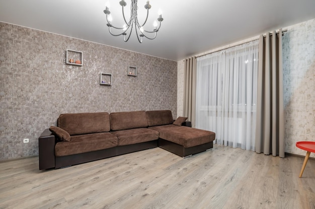 MINSK WEISSRUSSLAND SEPTEMBER 2020 Einrichtung des modernen Wohnzimmers mit Sofa und Fernseher