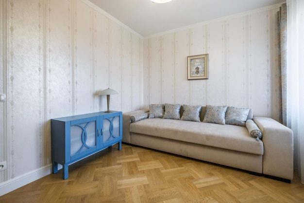 MINSK WEISSRUSSLAND SEPTEMBER 2021 Einrichtung des modernen Wohnzimmers oder Gästezimmers in Studio-Apartments mit Sofa