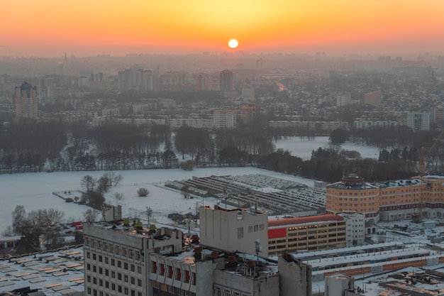 Minsker Dächer von Häusern bei Sonnenuntergang