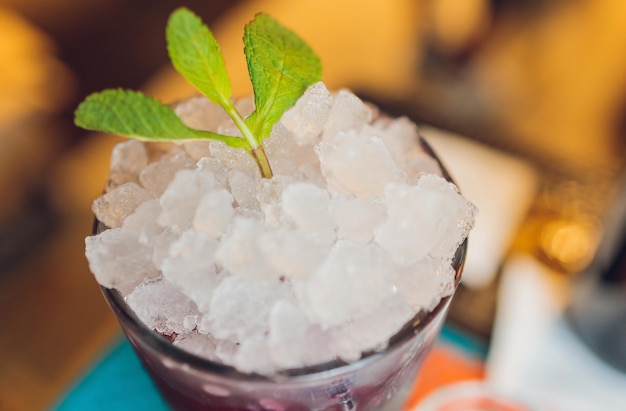 Mint julep cocktail tiro em um balcão de bar em uma boate