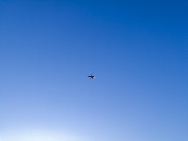 Foto minúsculo avião com dois motores a jato voando sobre o céu azul de noite