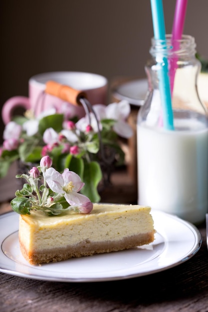 Minz-Käsekuchen auf einem Teller und wunderschönes Dekor herum