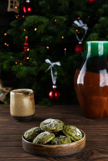 Minzlebkuchen in einer Schüssel auf dem Hintergrund eines Weihnachtsbaums