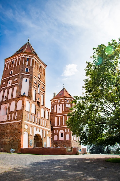 Mir, Bielorrússia. Belo castelo medieval em um fundo de céu azul.