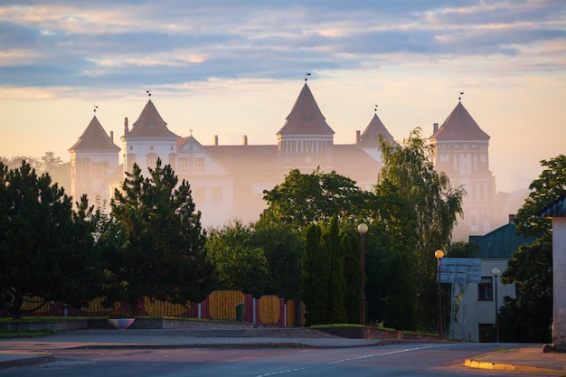 Foto mir-schloss weißrussland am morgen