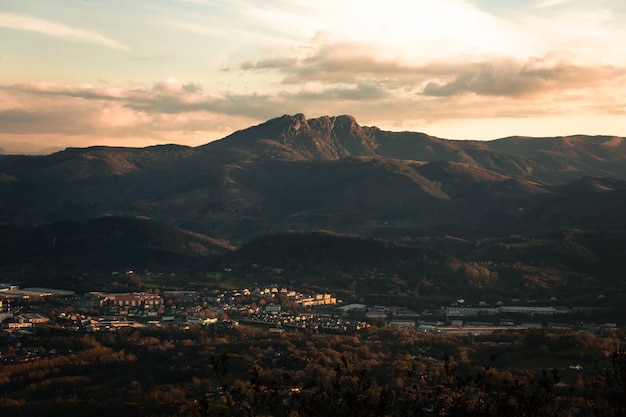 Mira Aiako Harriak tres picos en un parque natural del País Vasco.