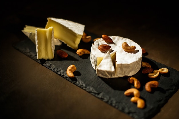 Mira desde arriba en el queso brie cortado con nueces en él