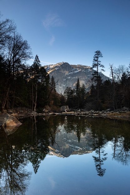 Mira Mirror Lake, vista clásica desde el Parque Nacional Yosemite en California
