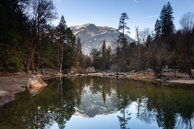 Mira Mirror Lake, vista clásica desde el Parque Nacional Yosemite en California