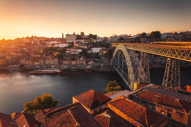 Foto mira oporto con el río duero y el famoso puente de luis i, portugal