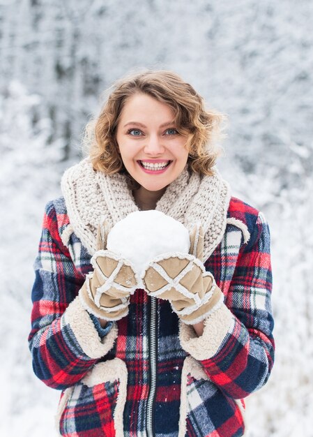 Mira que los árboles cubiertos de nieve blanca estilo casual femenino para la temporada de frío niña hacer y jugar