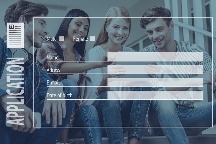 ¡Mira este! Vista de ángulo bajo de cuatro jóvenes mirando tableta digital mientras está sentado en la escalera