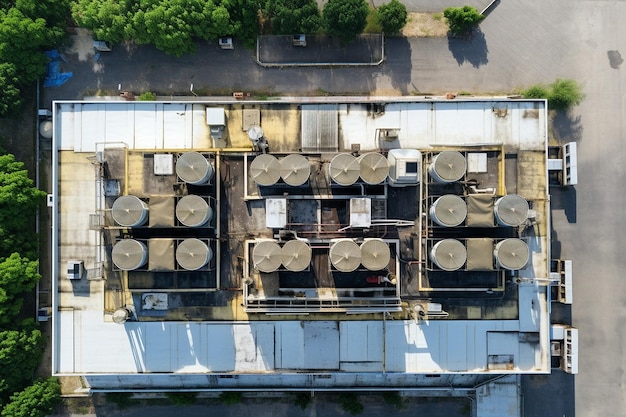 Una mirada aérea de un dron sobre el enfriamiento de plantas