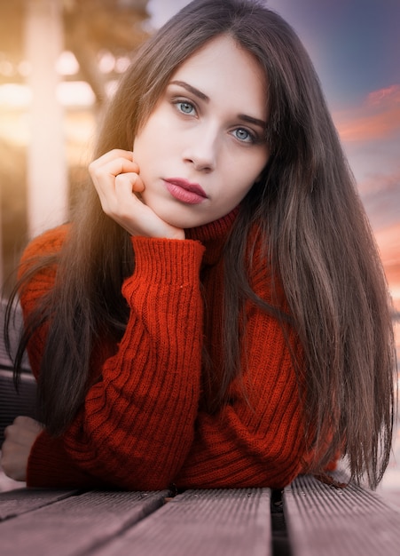 Foto la mirada de una bella mujer al atardecer