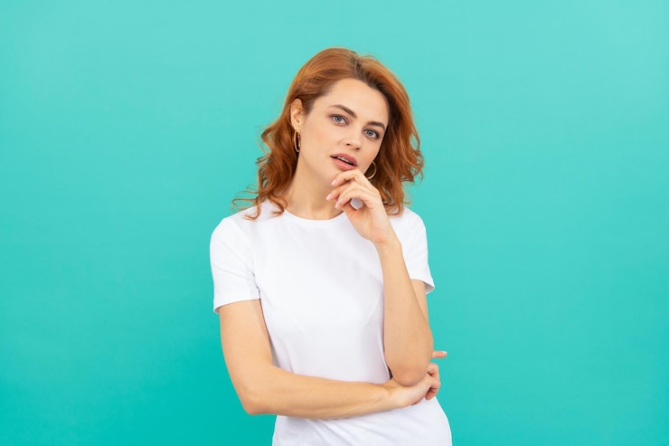 Foto mirada bonita sexy de joven retrato de dama pelirroja sobre fondo azul concepto de cuidado de la piel