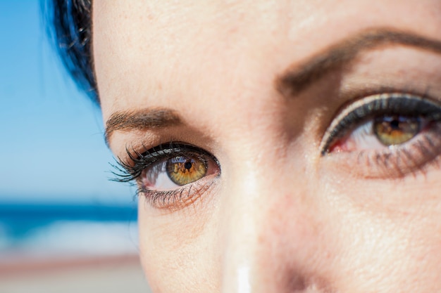 Mirada femenina con ojos verdes