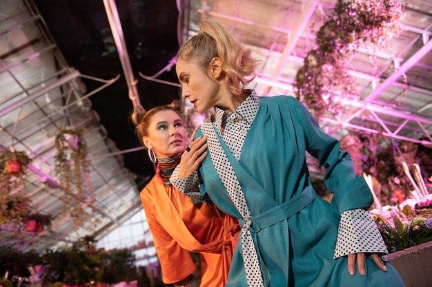 Mirada hermosa. Bonitas mujeres de moda interesantes vestidos mientras posan