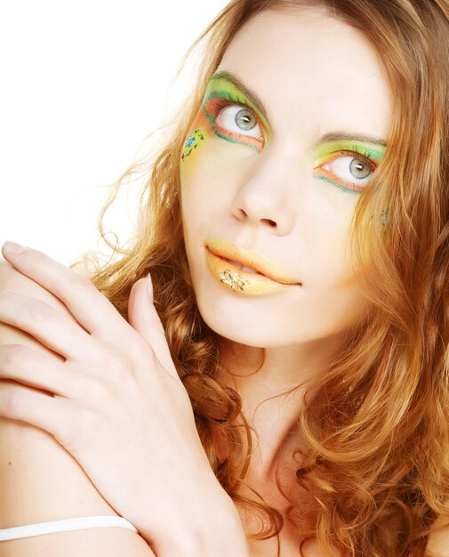 Mirada hermosa mujer joven con rostro brillante