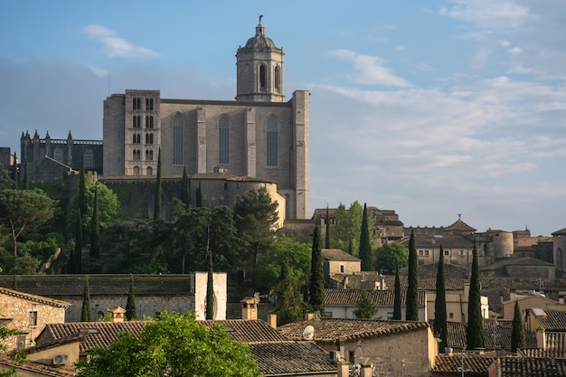 Una mirada más cercana al emblemático templo de Santa María en la parte anterior de Girona