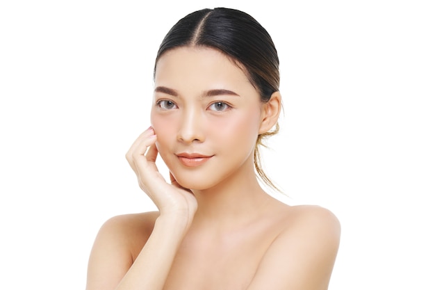 Mirada natural, mujer asiática, tratamiento facial, cosmetología, tratamientos de belleza.