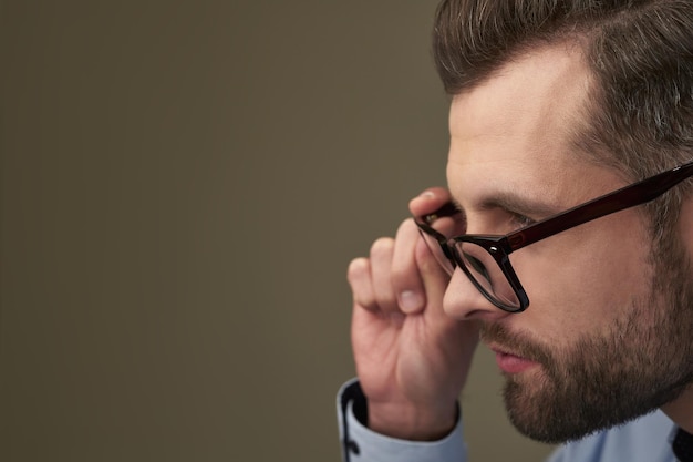 Mirada sin parpadear del hombre serio con gafas