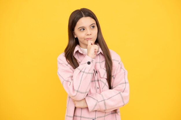 Foto mirada pensativa. niño preadolescente use camisa a cuadros. chaqueta de franela a cuadros. belleza y moda. moda callejera de otoño. chica adolescente pensativa en camisa a cuadros rosa. estilo casual de niño inconformista.