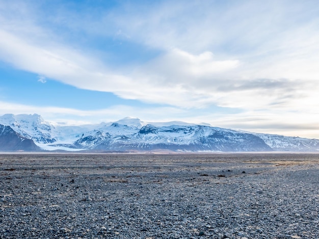 Mirador al pico Hvannadalshnukur con una amplia llanura de arena volcánica negra jaspeada en Islandia