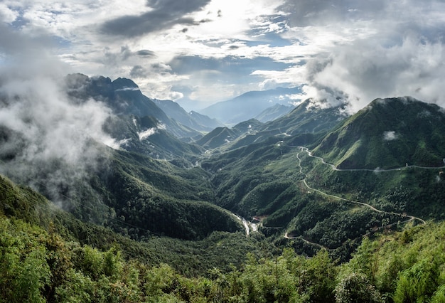 Mirador de la cordillera más alta de niebla en Tram Ton Pass, Sapa, Vietnam