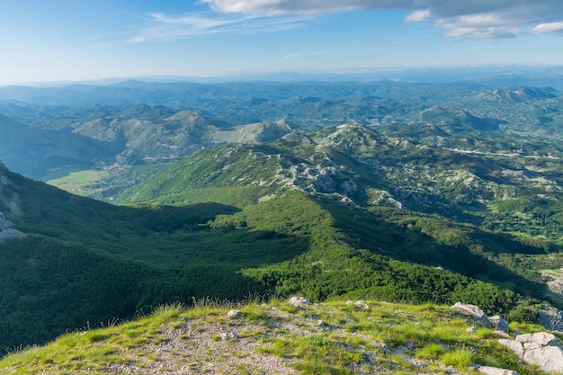 El mirador escénico está en la cima de una montaña alta.