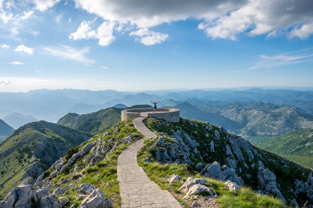 El mirador escénico está en la cima de una montaña alta.