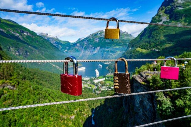 Foto mirador del fiordo de geiranger, punto de vista de la plataforma de observación, bella naturaleza noruega. es una rama de 15 kilómetros (9,3 millas) de largo que sale de sunnylvsfjorden, que es una rama de storfjorden.