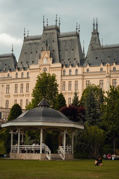 Un mirador frente a un castillo con un castillo al fondo