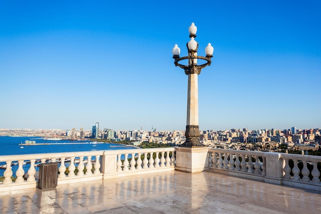 El mirador de Martyrs Lane, que se encuentra en el centro de Bakú, Azerbaiyán.