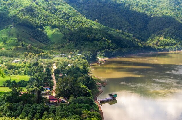 Mirador en la montaña con vistas al río Mekong. Montañas y comunidades en Laos en el distrito de Chiang Khan del punto de vista de Phu Kogngew, Tailandia.