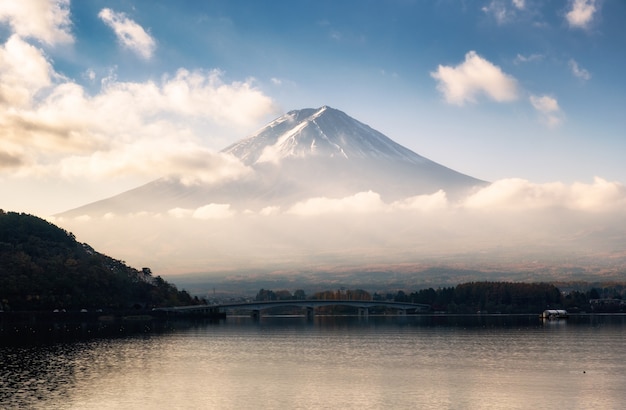 Mirador del monte Fuji con una nube de amanecer en el lago Kawaguchiko