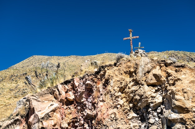El mirador de observación de aves Cruz del Cóndor en el Cañón del Colca en Perú