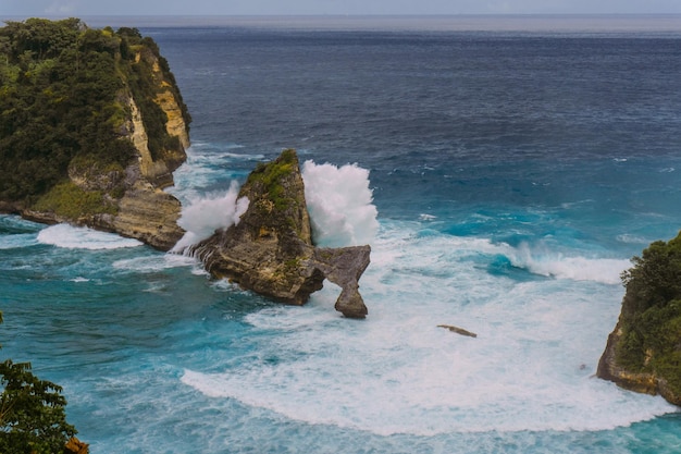 Mirador de la playa de Atuh en Nusa Penida, Indonesia