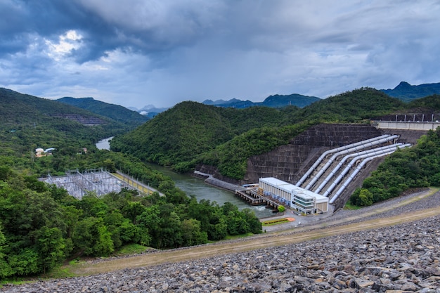 Mirador de la presa de srinagarind, tailandia. la presa para planes hidroeléctricos.