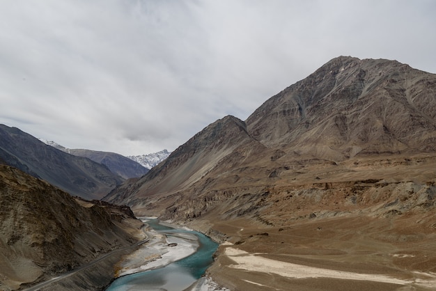 Mirador de Sangam con día nublado en Let ladakh