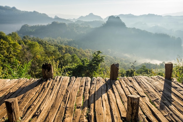 Mirador terraza de madera con montaña de niebla