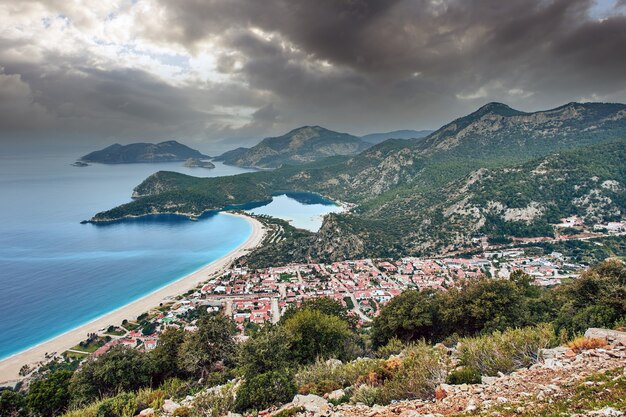 Mirador de la vía licia con vistas a la laguna azul de oludeniz, cerca de la ciudad de fethiye en turquía