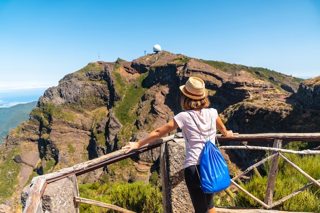 Miradouro do Ninho da Manta no Pico do Arieiro uma jovem mulher a olhar para as montanhas Madeira Portugal