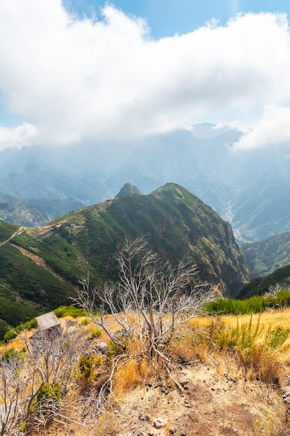 Miradouro Lombo do Mouro in einem Aussichtspunkt auf die Berge von Madeira im Sommer Portugal