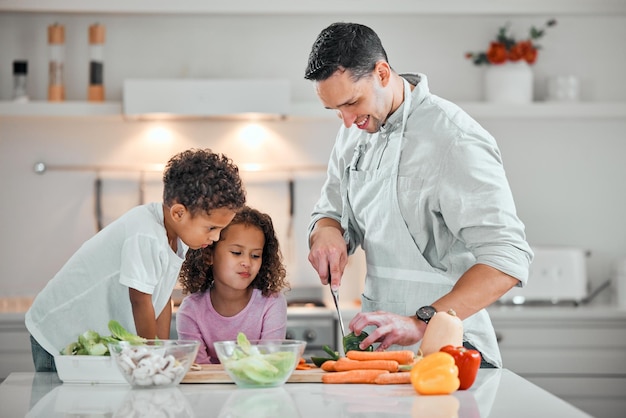 Mírame hacerlo. Foto de una familia joven cocinando comida en casa.