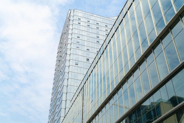 Mirando hacia arriba azul moderno edificio de oficinas