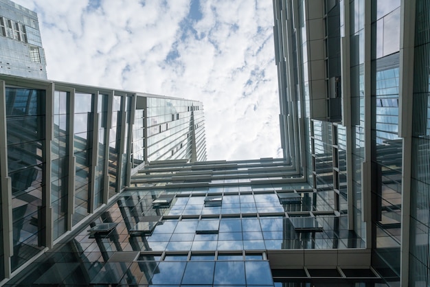 Foto mirando hacia arriba el edificio de oficinas moderno azul