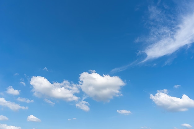 Mirando hacia arriba el fondo de las nubes del cielo