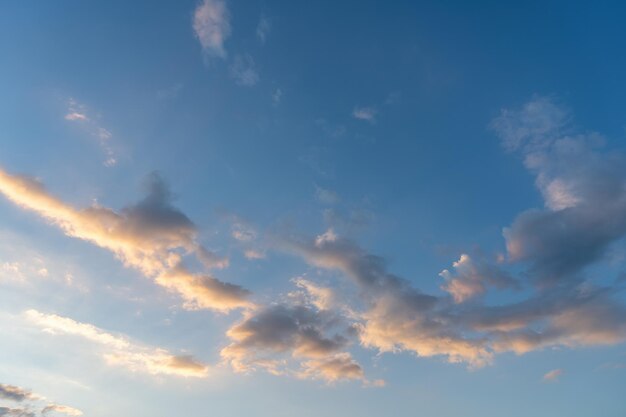 Mirando hacia arriba el fondo de las nubes del cielo