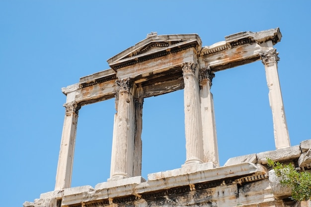 Mirando hacia arriba la vista de los famosos pilares del templo griego contra el cielo azul claro en el Templo de Zeus, Grecia